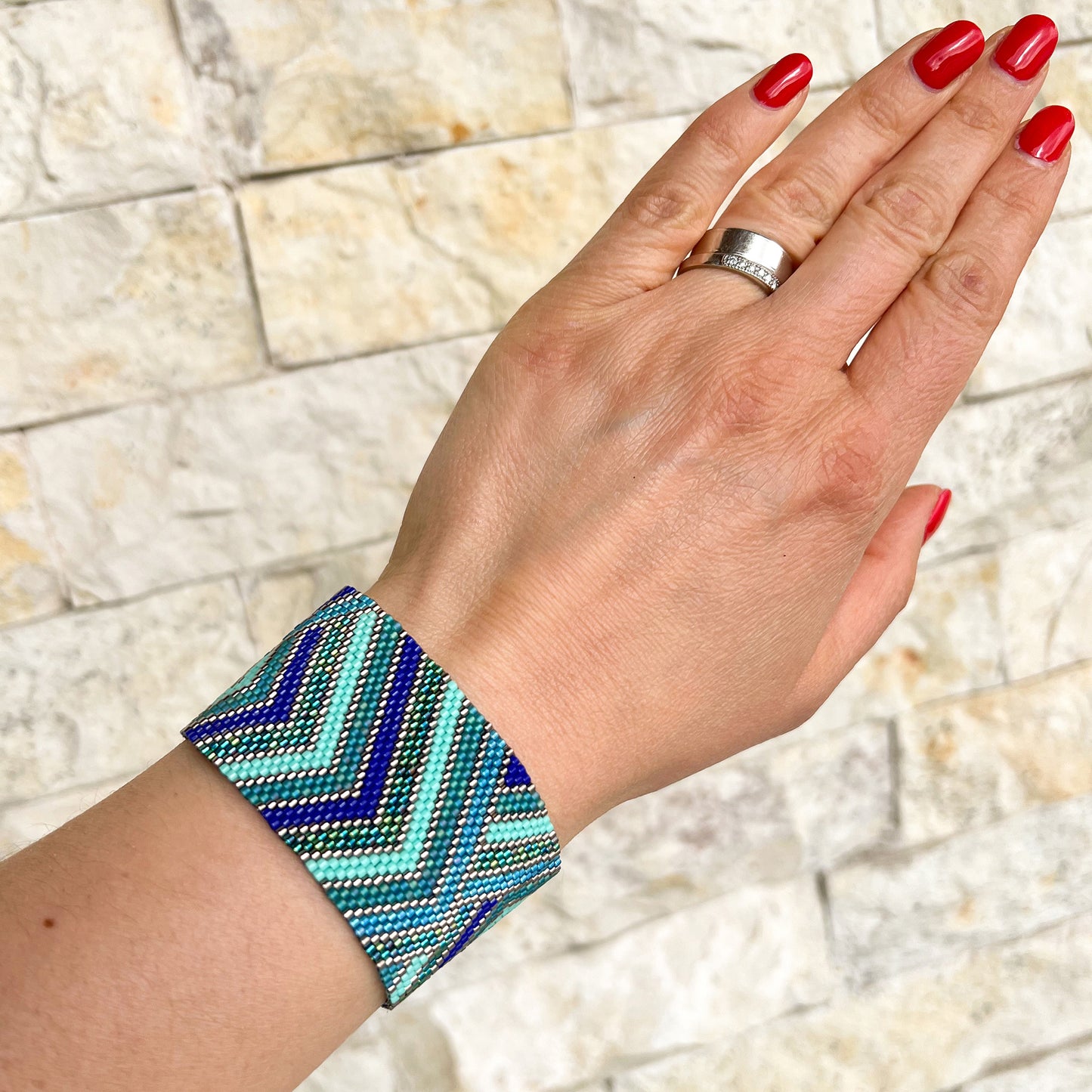 Bratara lata tesuta din margele albastre, turcoaz si argintii