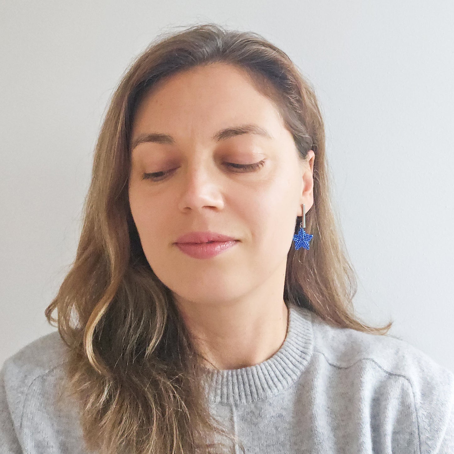 Cercei cu steluta din margele albastru cobalt stralucitor