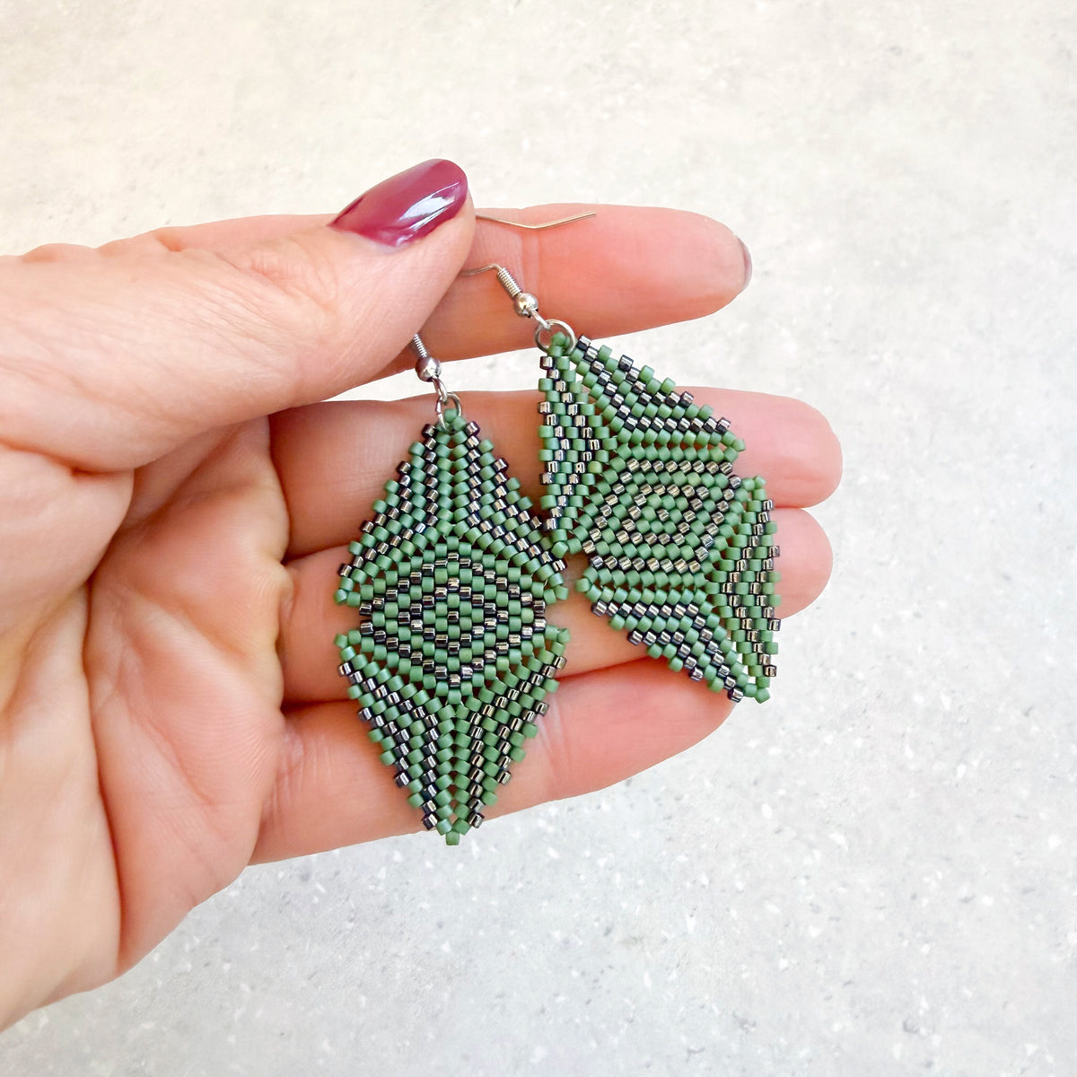 Cercei eleganti ovali din margele verde salvie si gri metalizat