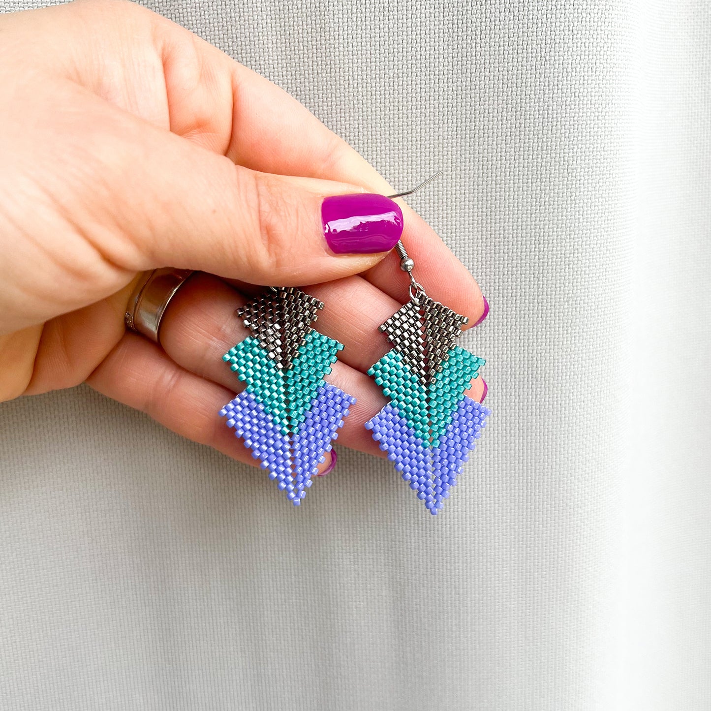 Cercei geometrici lungi albastru violet si turcoaz