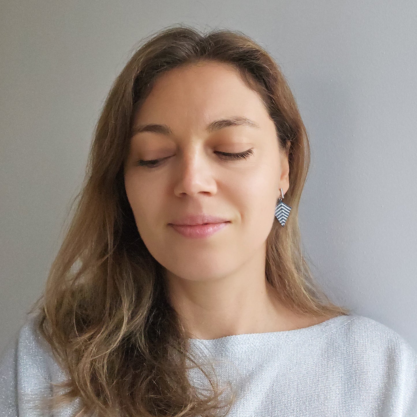 Cercei geometrici mici din margele gri si alb translucid satinat