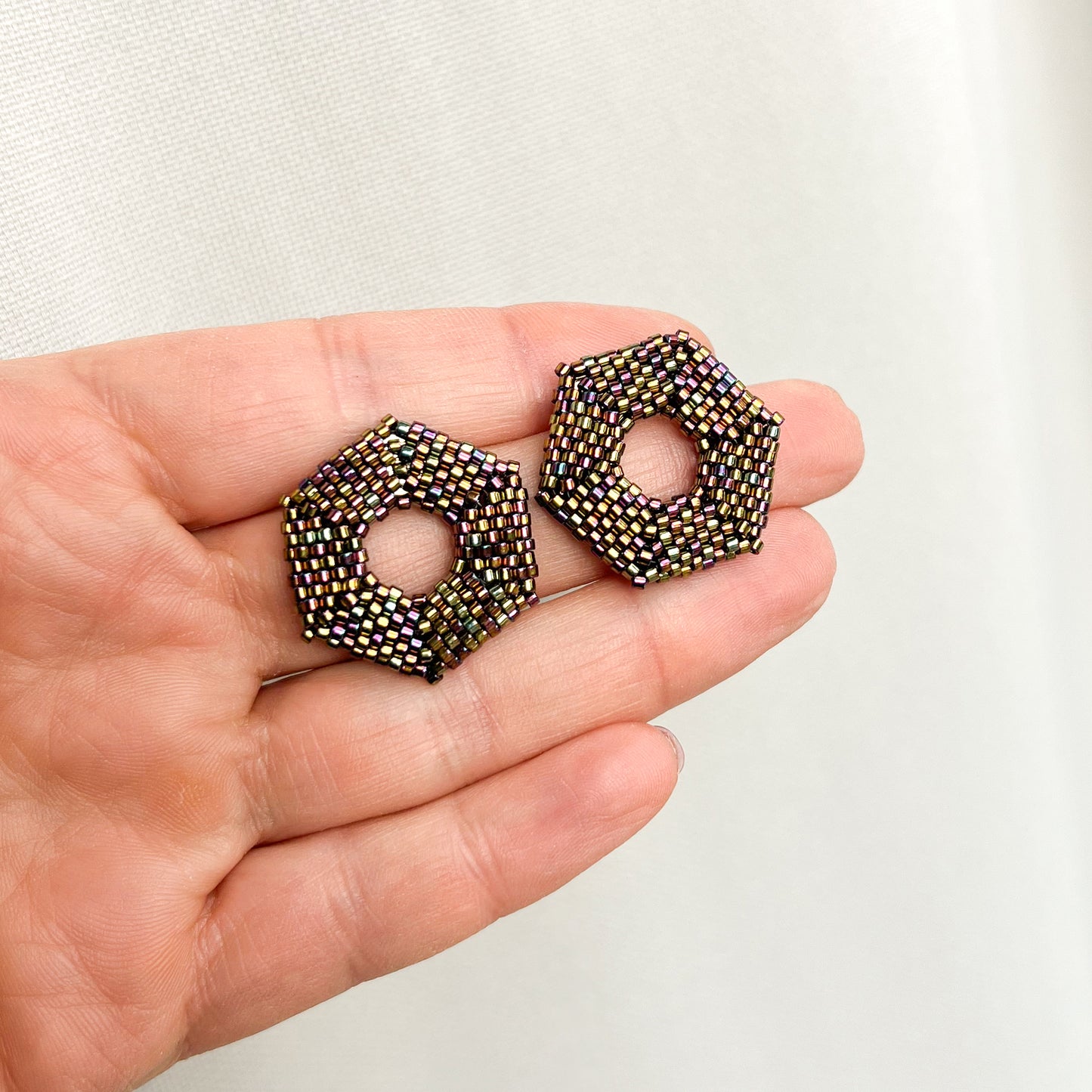 Cercei hexagonali cu surub din margele bronz cu irizatii multicolore