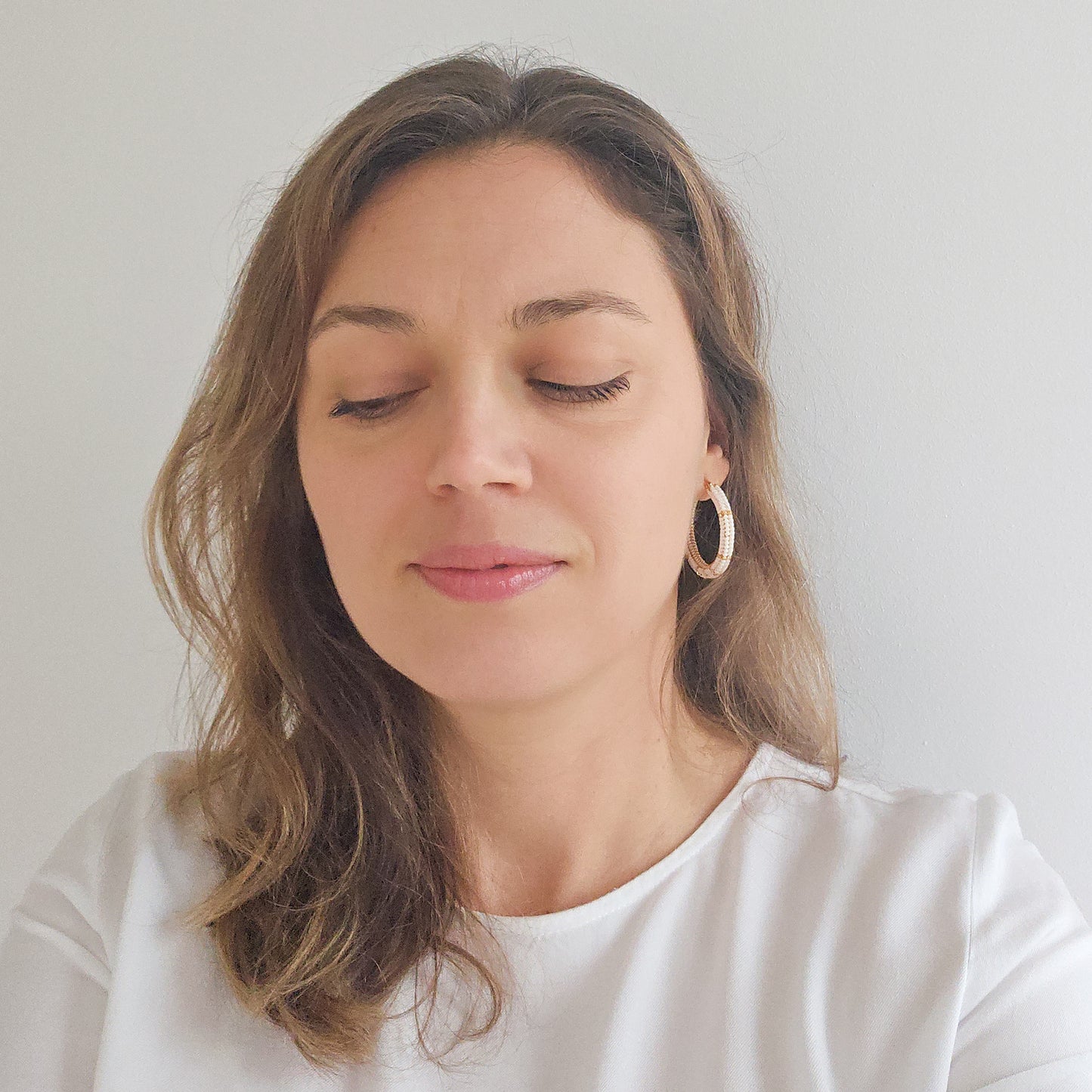 Cercei hoops mari din margele alb fildes si aurii