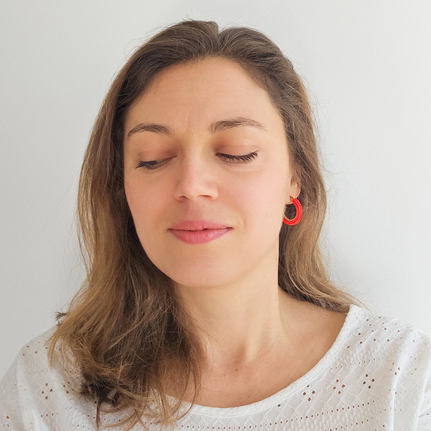 Cercei hoops mici din margele rosu aprins si aurii