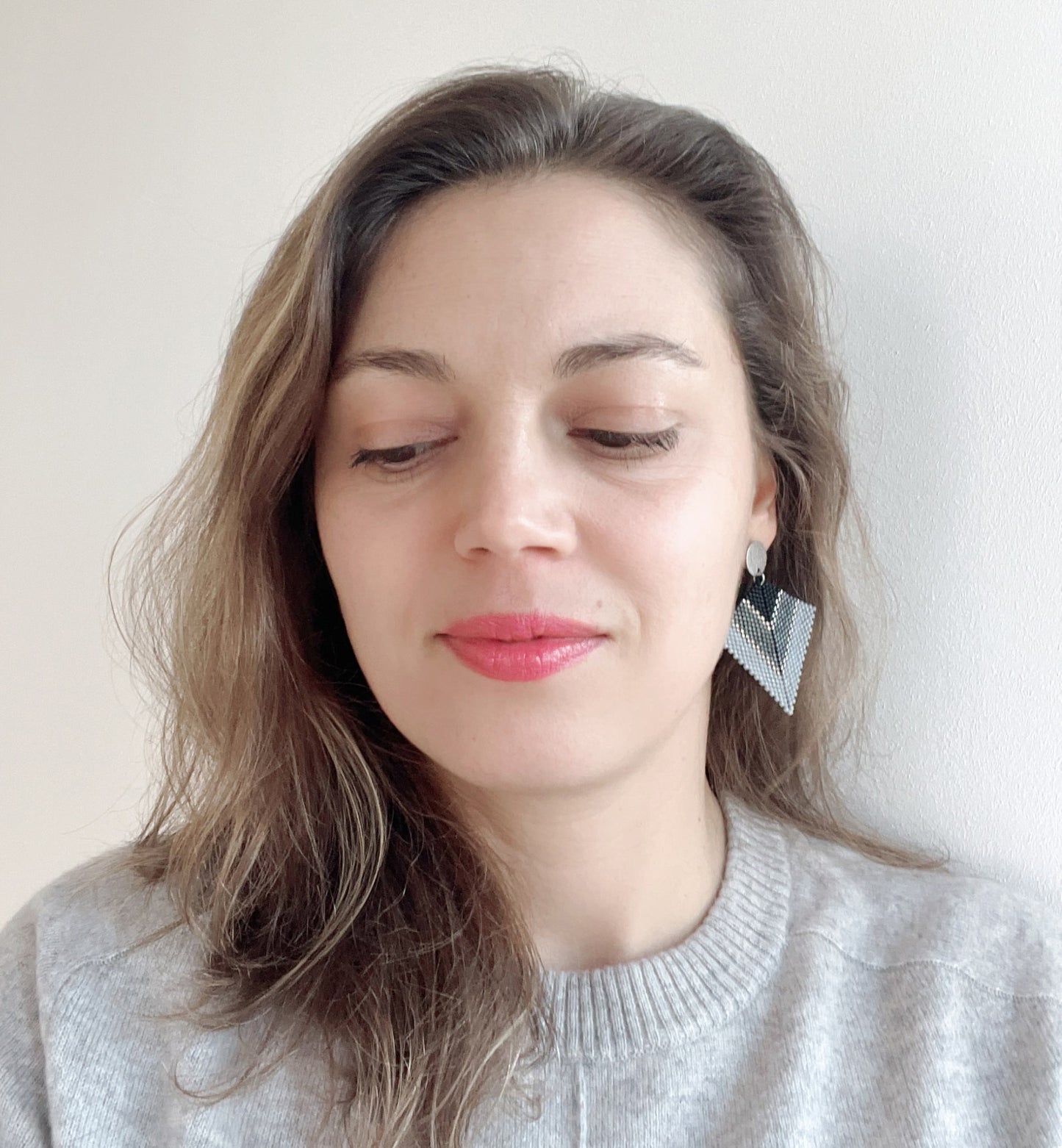 Cercei statement din margele gri in degrade