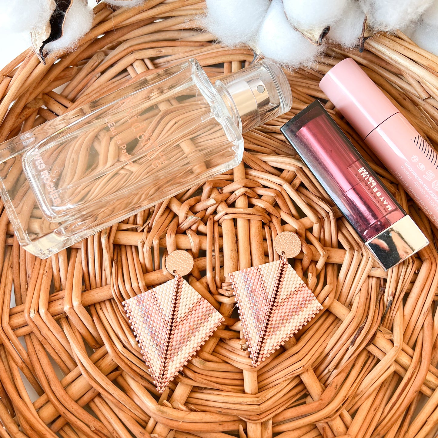 Cercei statement din margele rose gold si crem