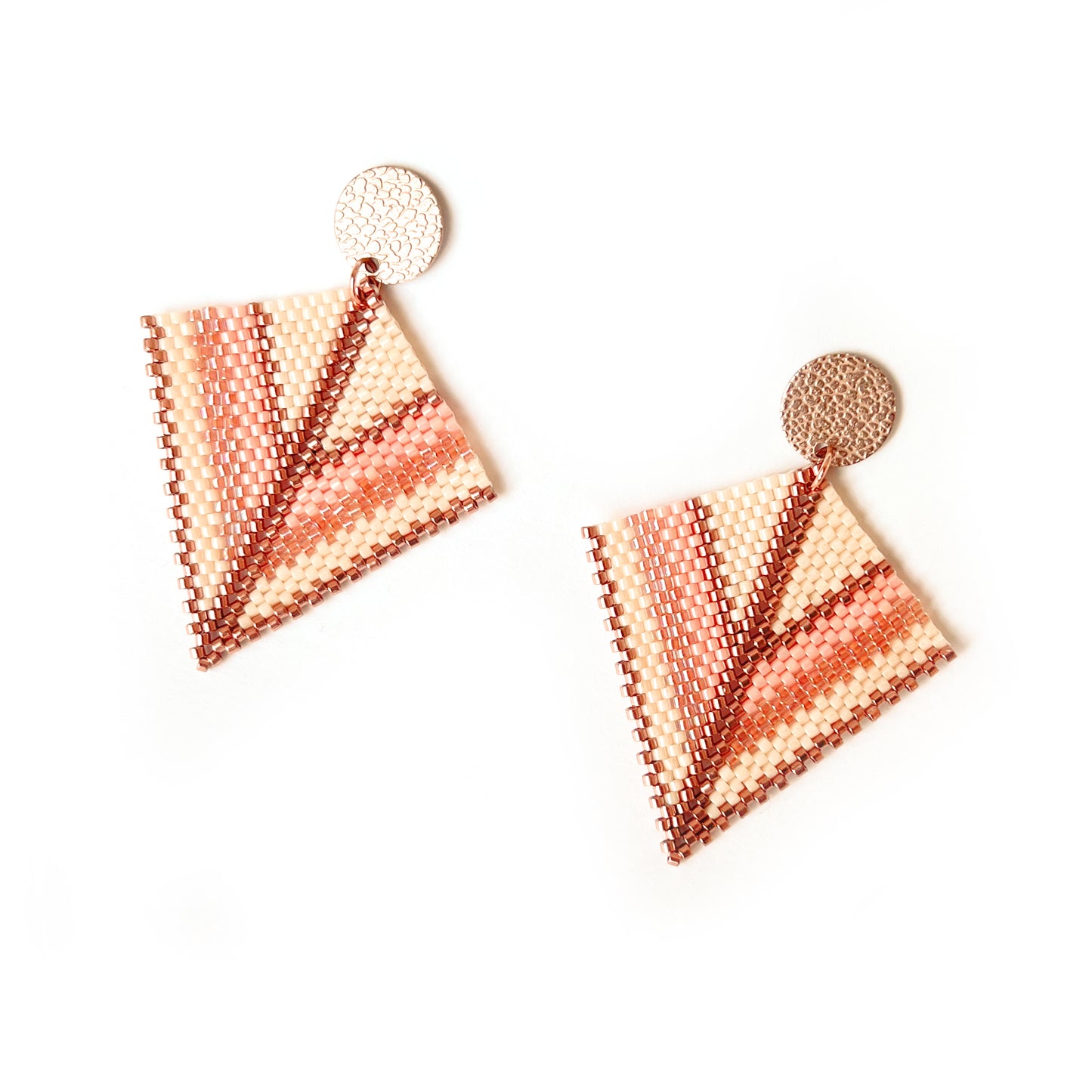 Cercei statement din margele rose gold si crem
