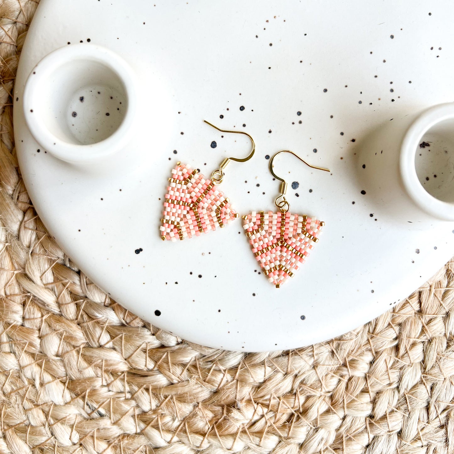 Cercei triunghiulari cu dungi din margele crem, roz somon si aurii