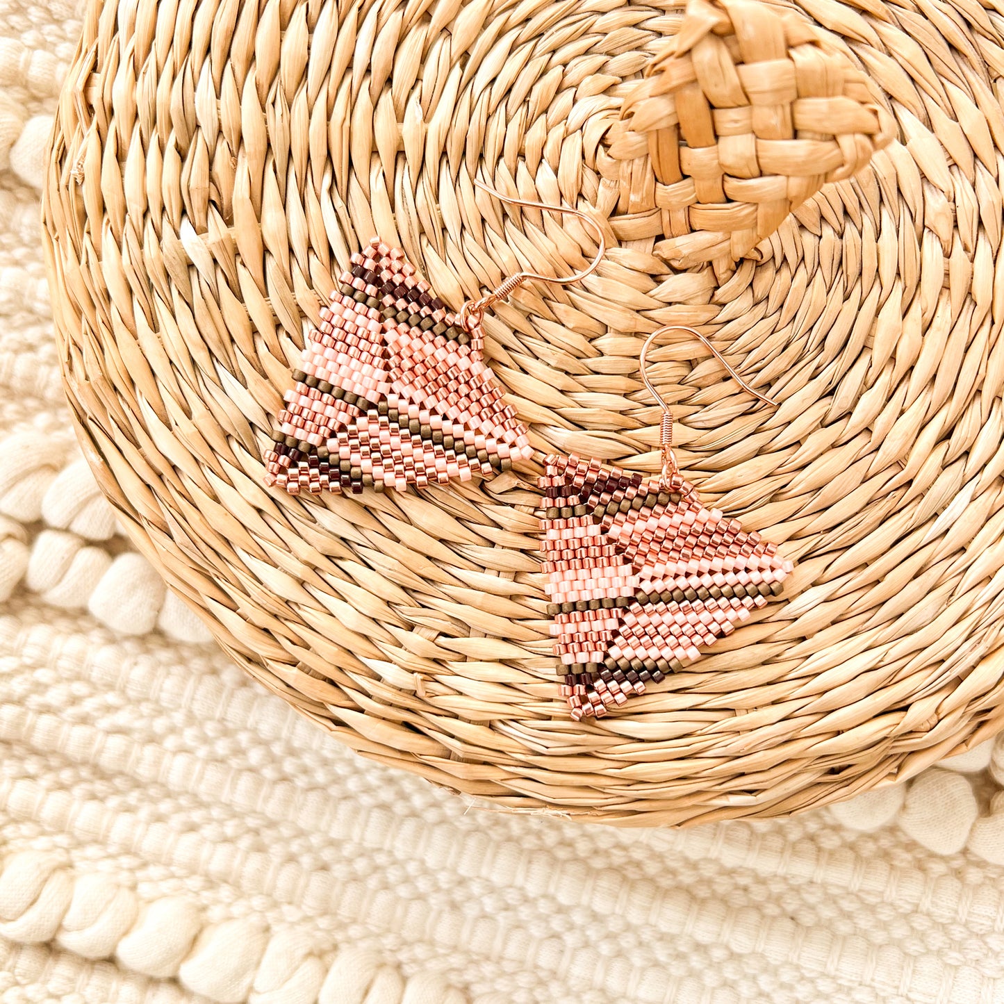 Cercei triunghiulari cu dungi din margele rose gold