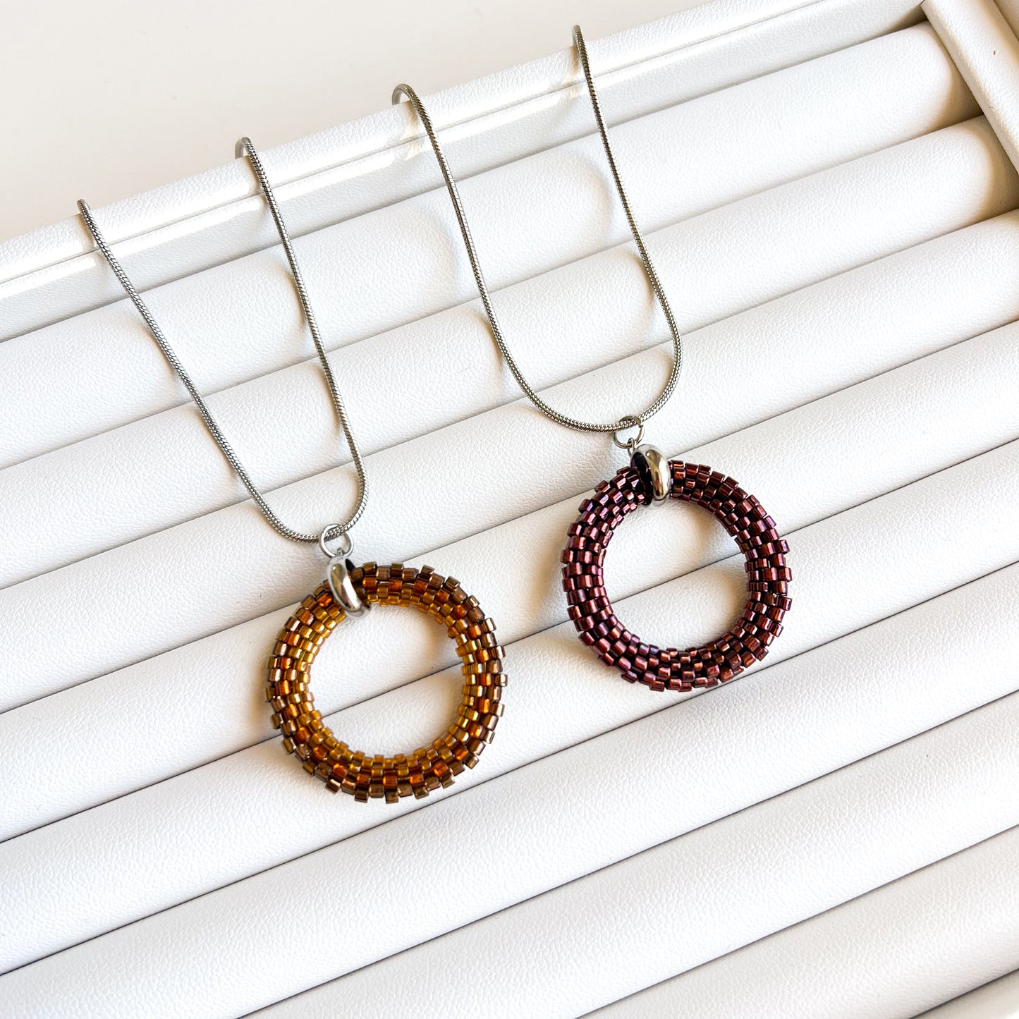 Colier cu pandantiv cerc din margele maro chihlimbar