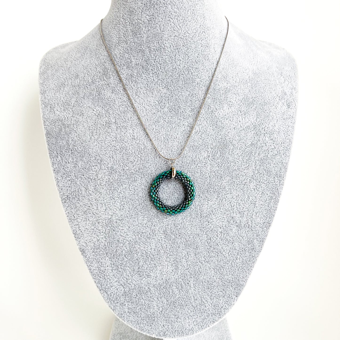 Colier cu pandantiv cerc din margele verde petrol si gri