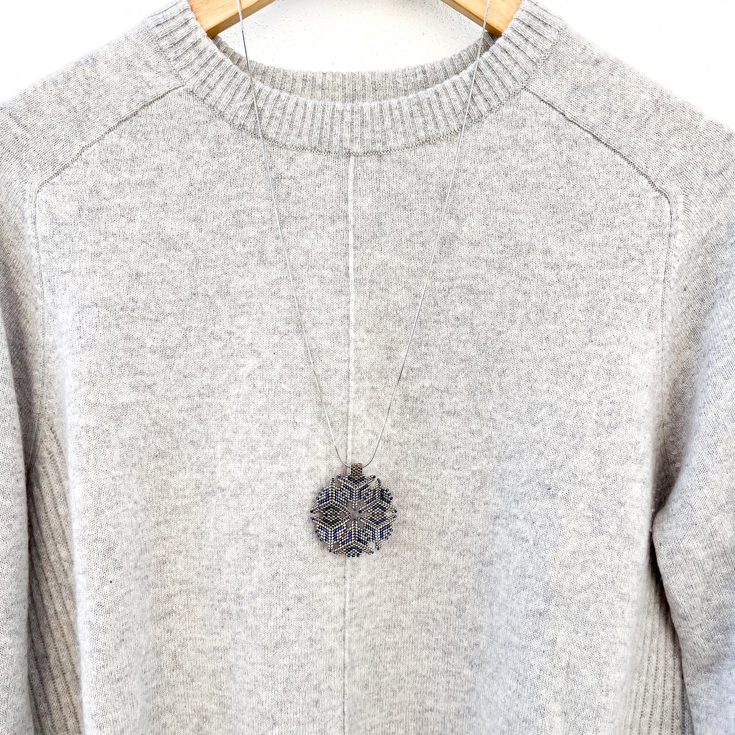 Colier cu pandantiv fulg de zapada supradimensionat din margele argintii si bleumarin