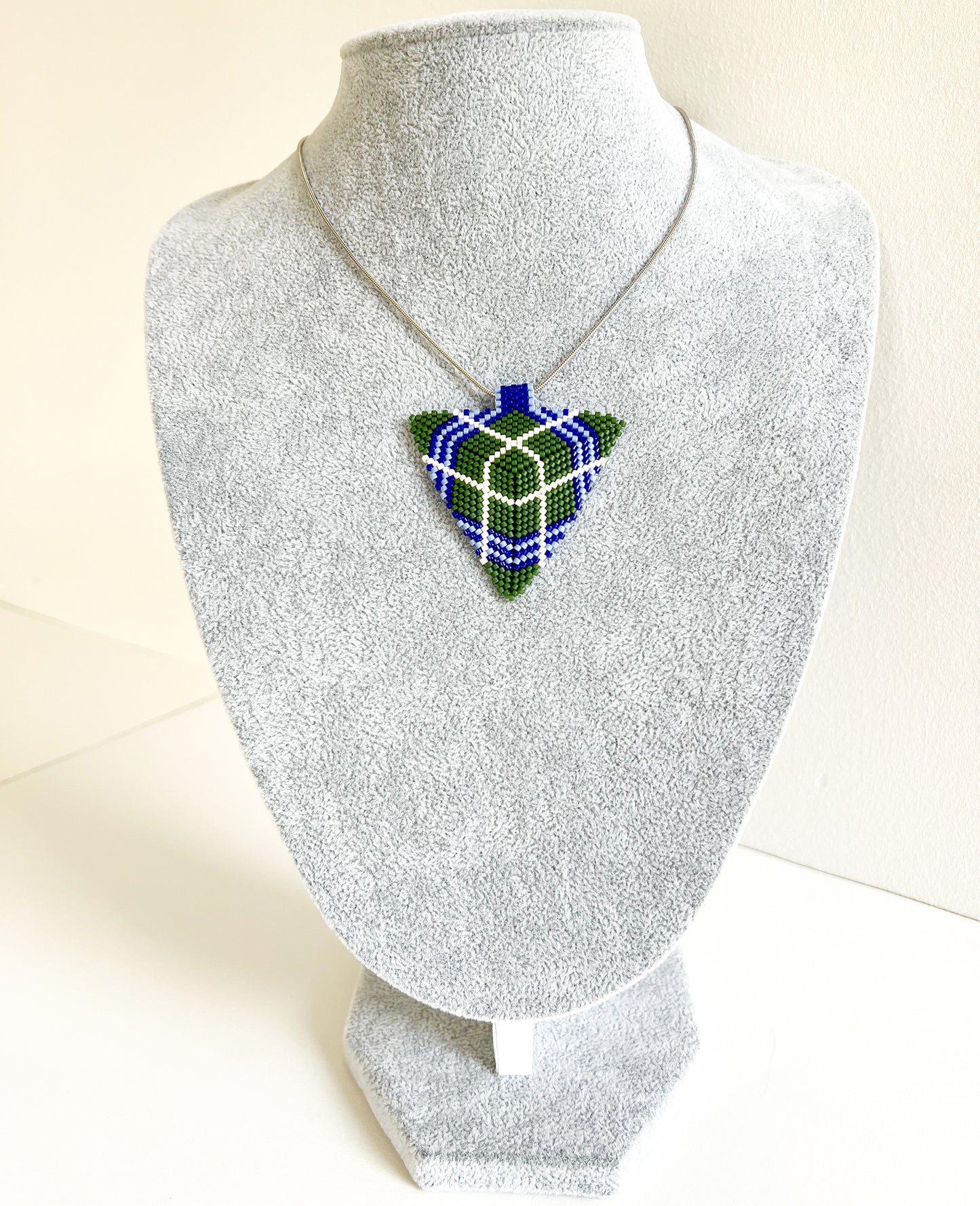 Colier cu pandantiv trunghiular cadrilat verde