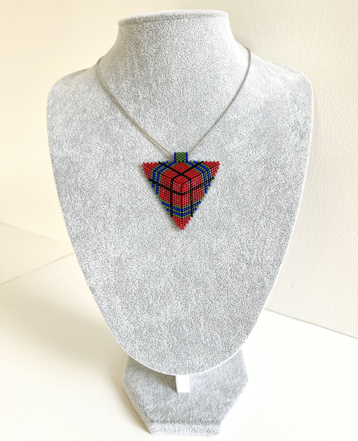 Colier cu pandantiv trunghiular cadrilat visiniu