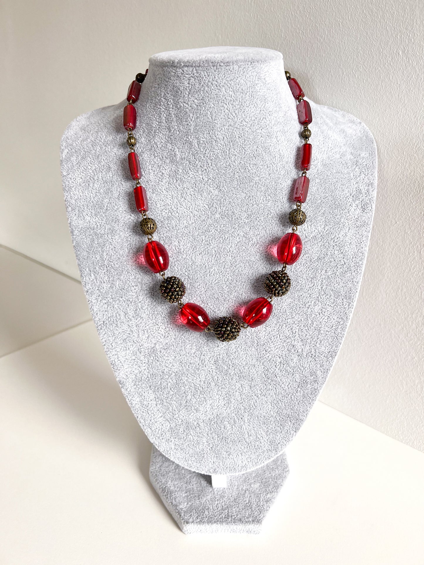 Colier elegant cu margele rosii si detalii de bronz