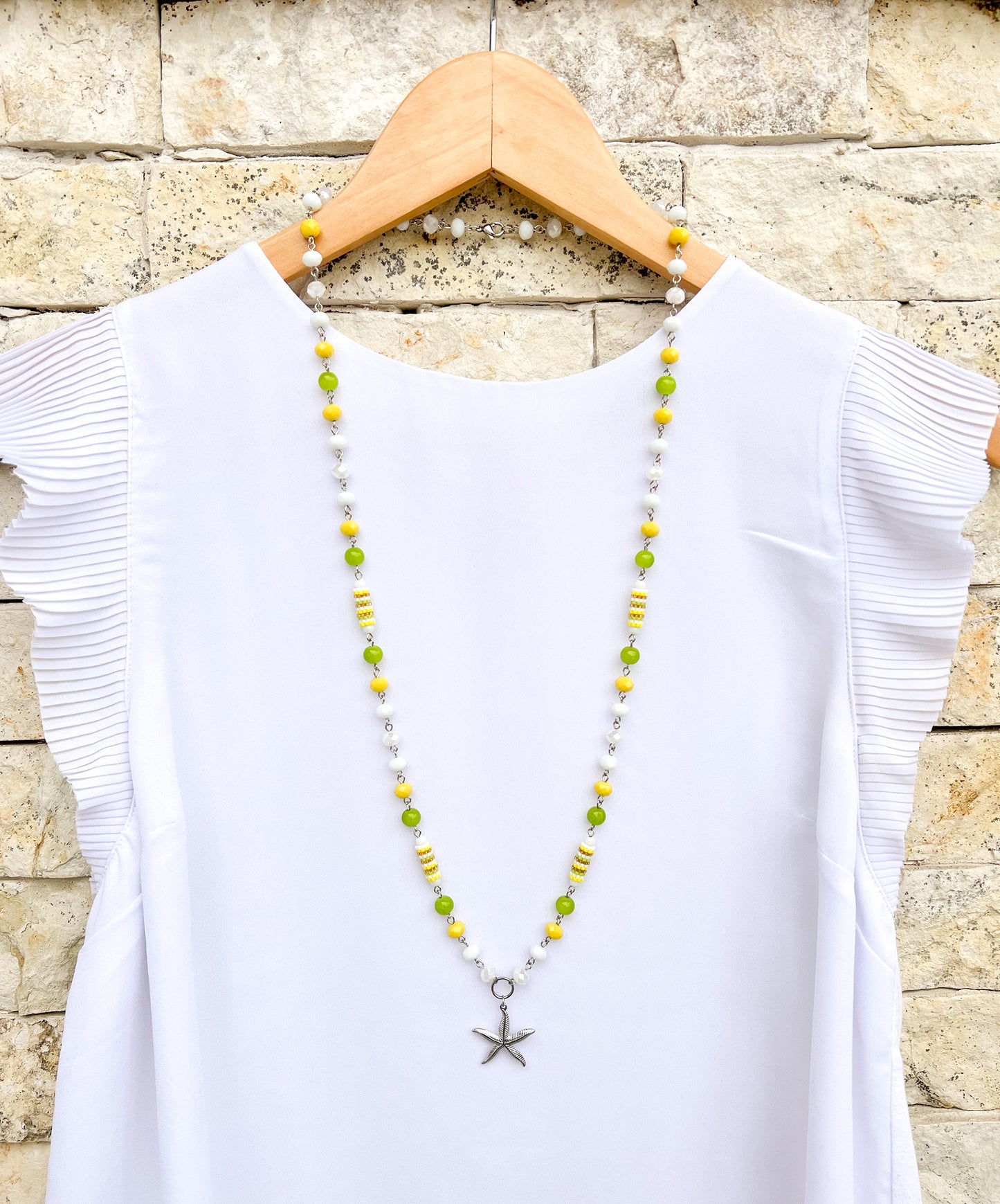 Colier lung alb, galben si verde cu pandativ stea de mare