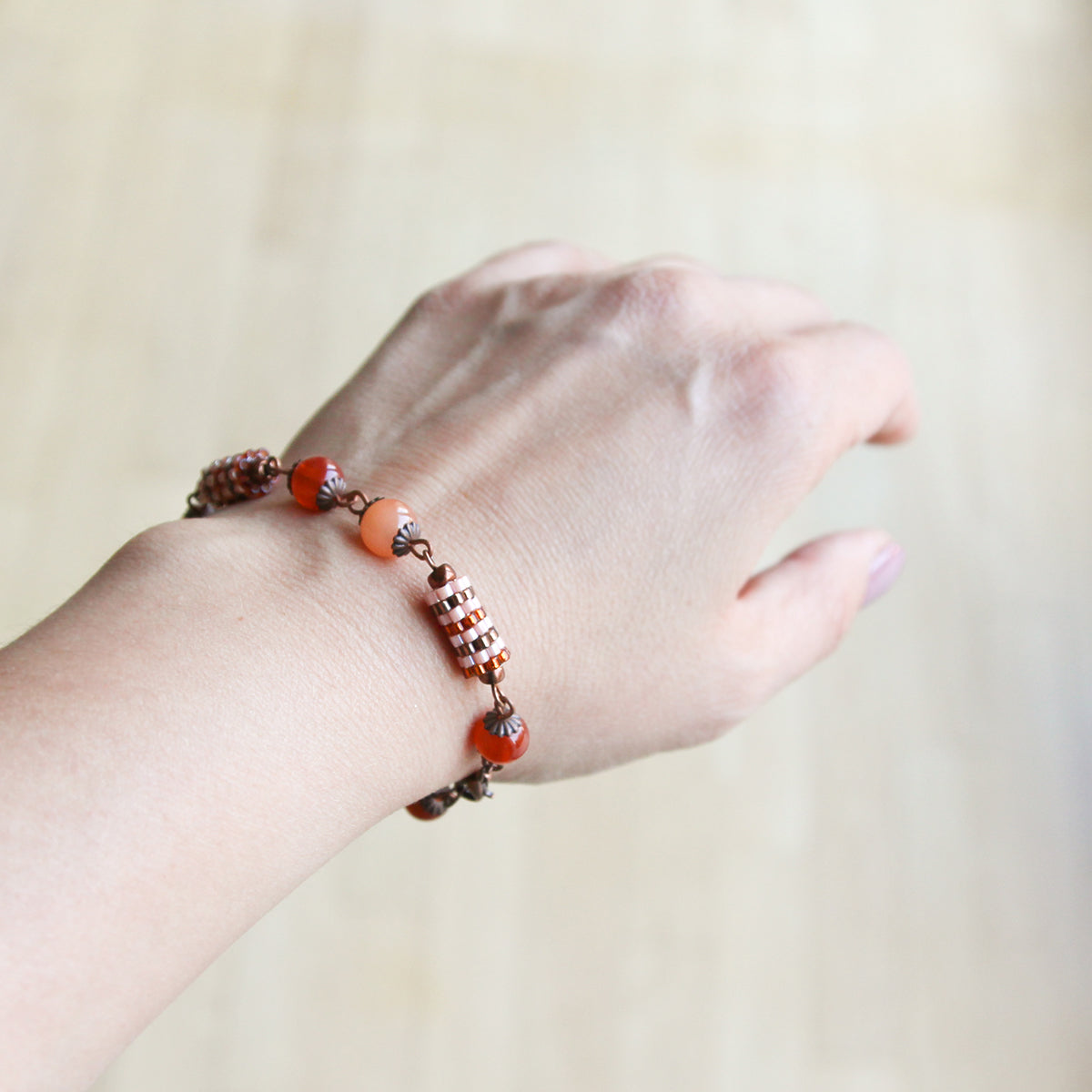 Bratara din margele ruginii