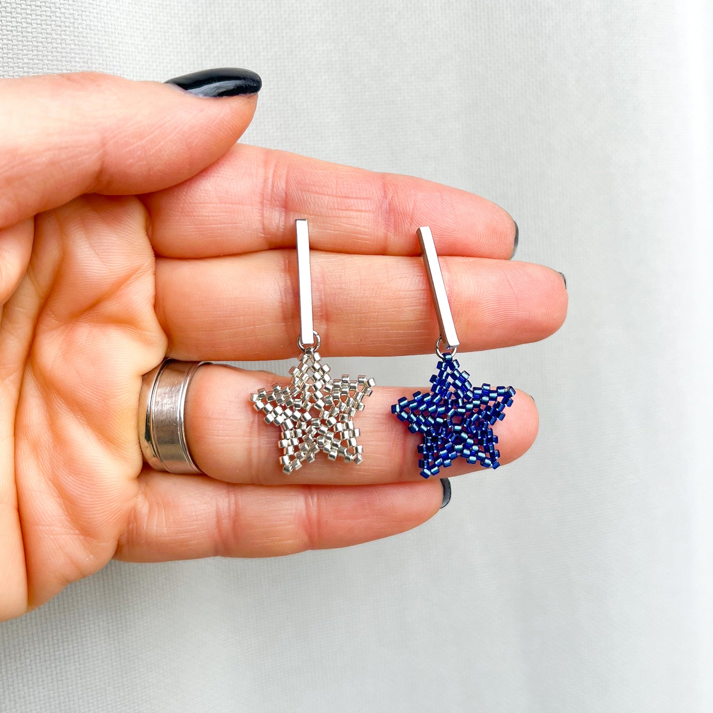 Cercei cu steluta din margele albastru cobalt stralucitor