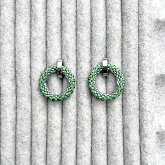 Cercei cercuri din margele gri si verzi