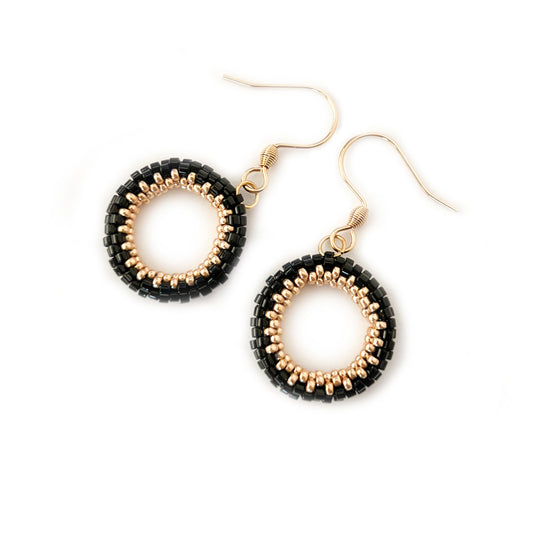 Cercei cercuri mici din margele negre si aurii