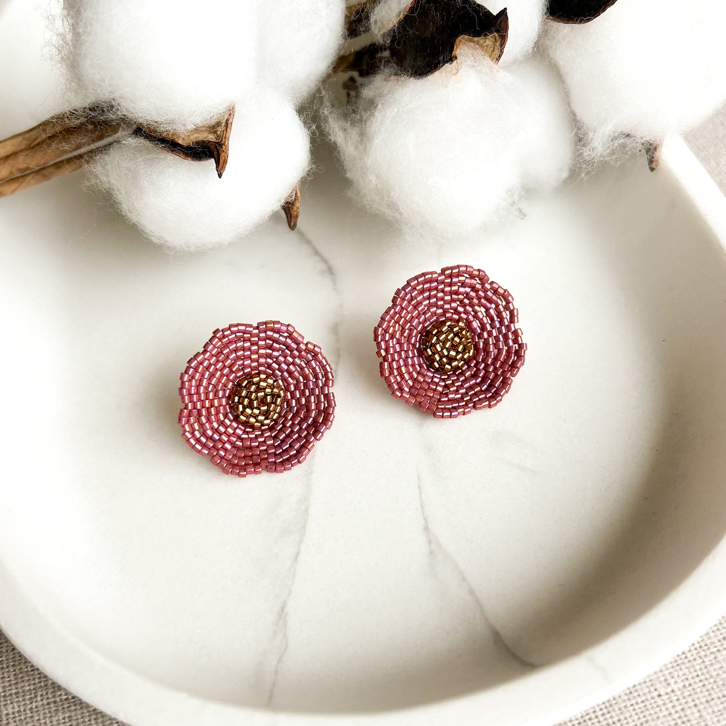 Cercei cu surub in forma de floare din margele roz pudrat cu auriu