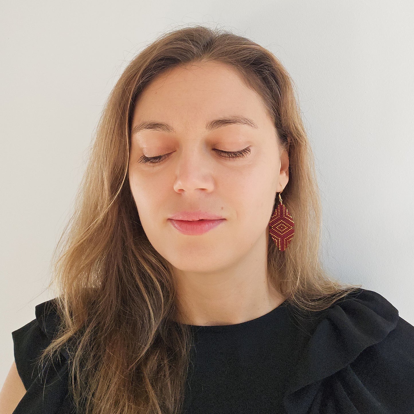 Cercei eleganti ovali din margele visinii si aurii