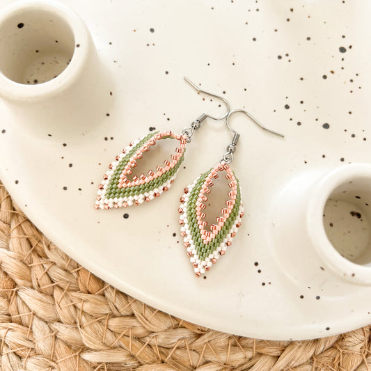 Cercei frunza din margele crem, roz si verzi