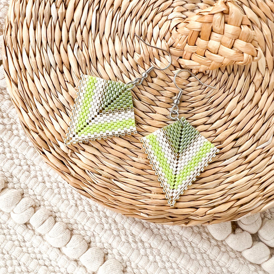 Cercei geometrici din margele oliv, verde deschis si crem