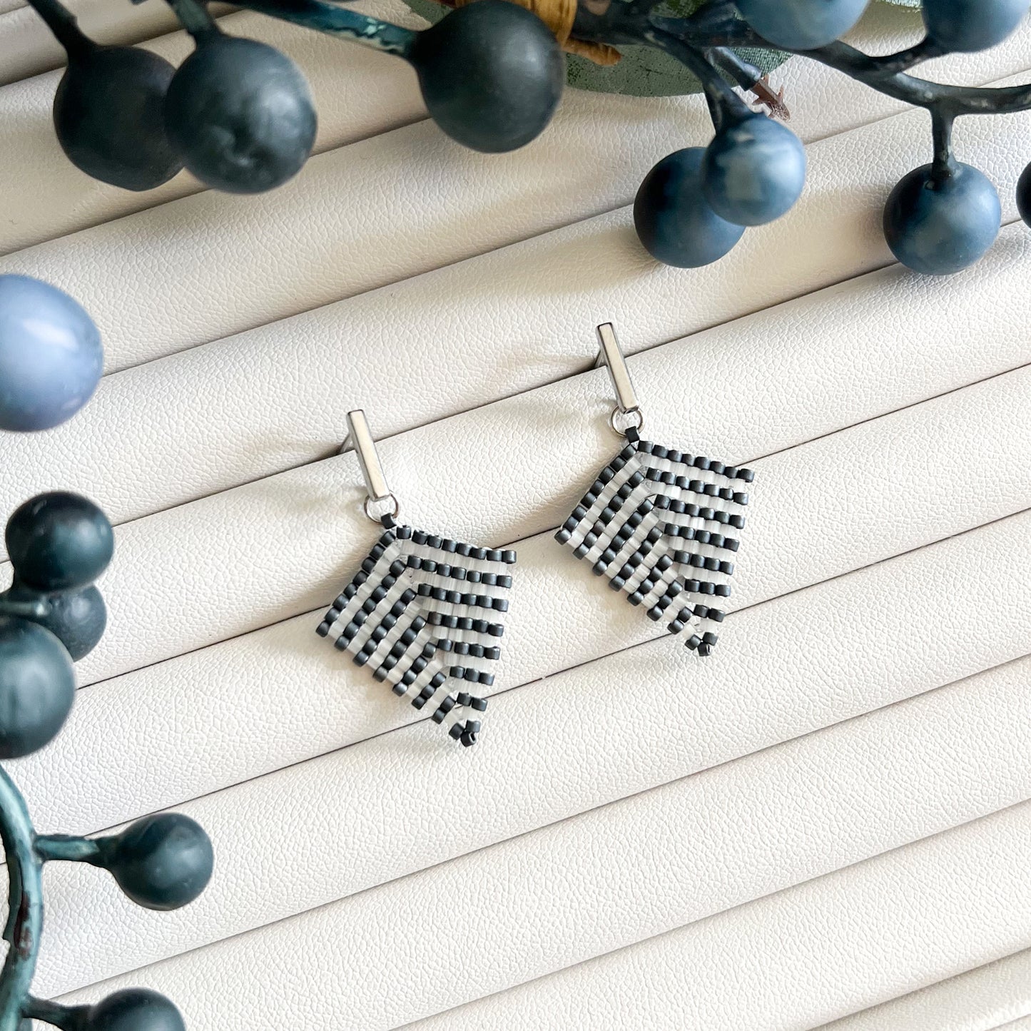 Cercei geometrici mici din margele gri si alb translucid satinat