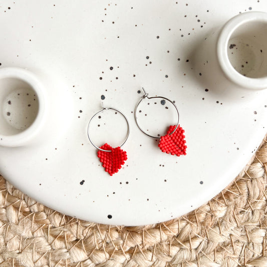 Cercei hoops argintii cu inima rosie