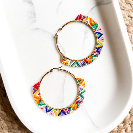 Cercei hoops mari cu model etno din margele multicolore