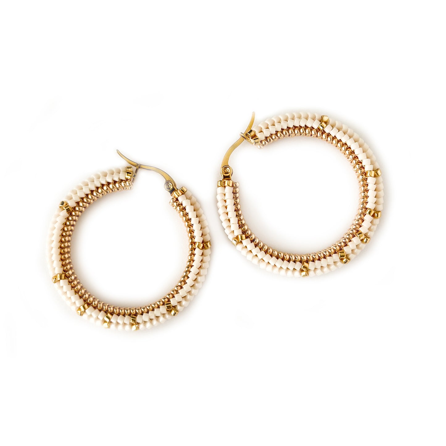 Cercei hoops mari din margele alb fildes si aurii