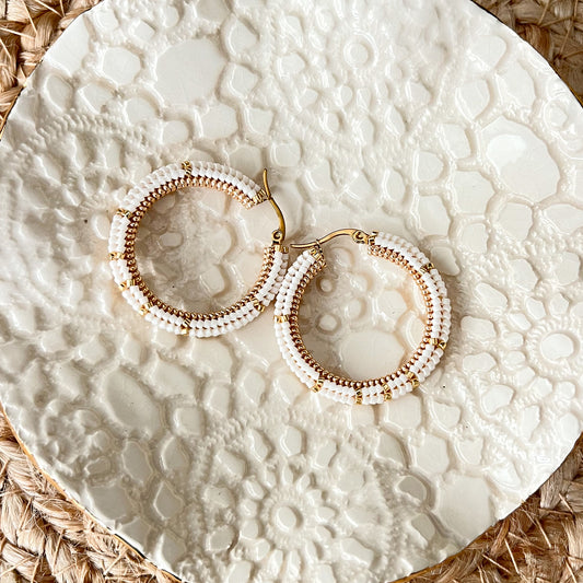 Cercei hoops mari din margele alb fildes si aurii