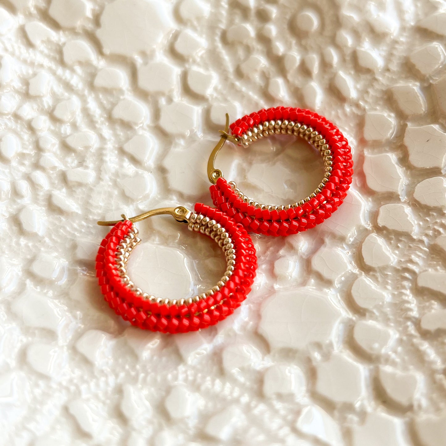 Cercei hoops mici din margele rosu aprins si aurii