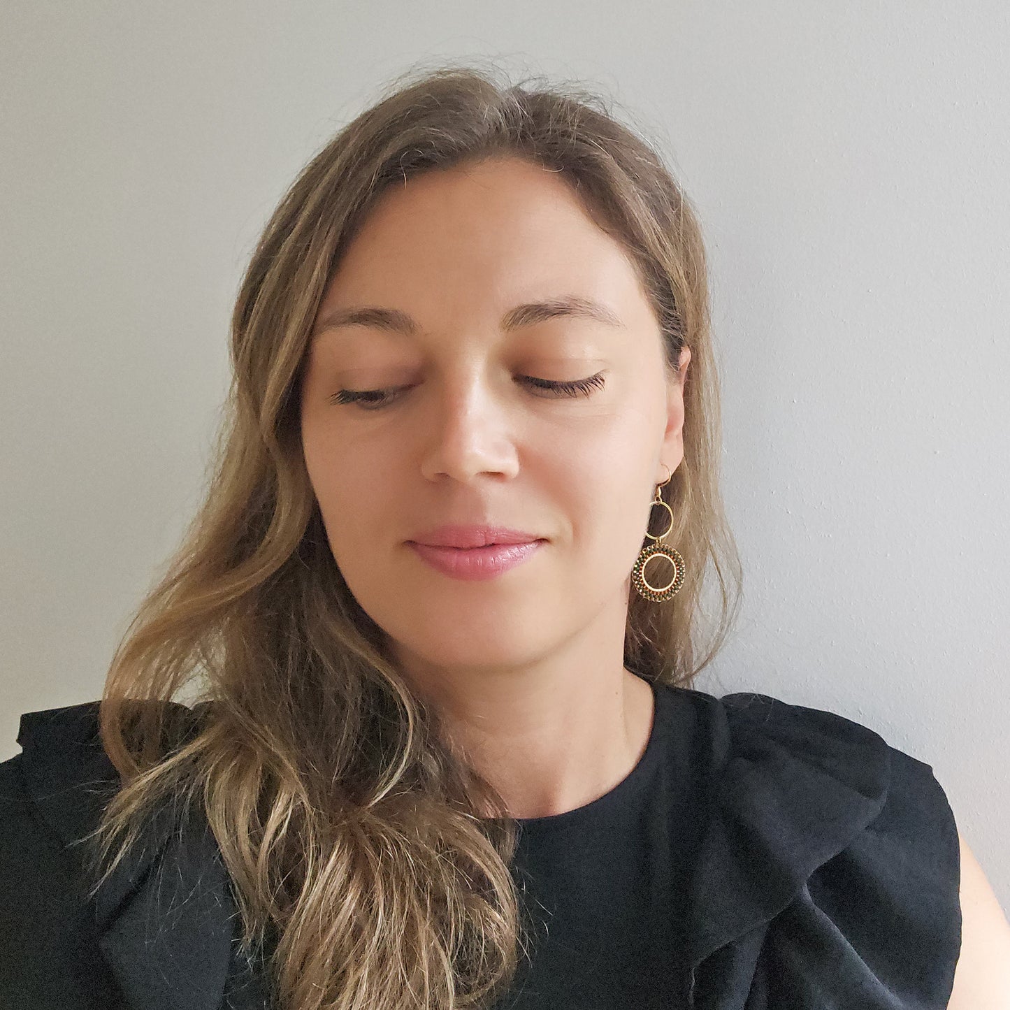 Cercei lungi cu cercuri din margele aurii, ruginii si kaki