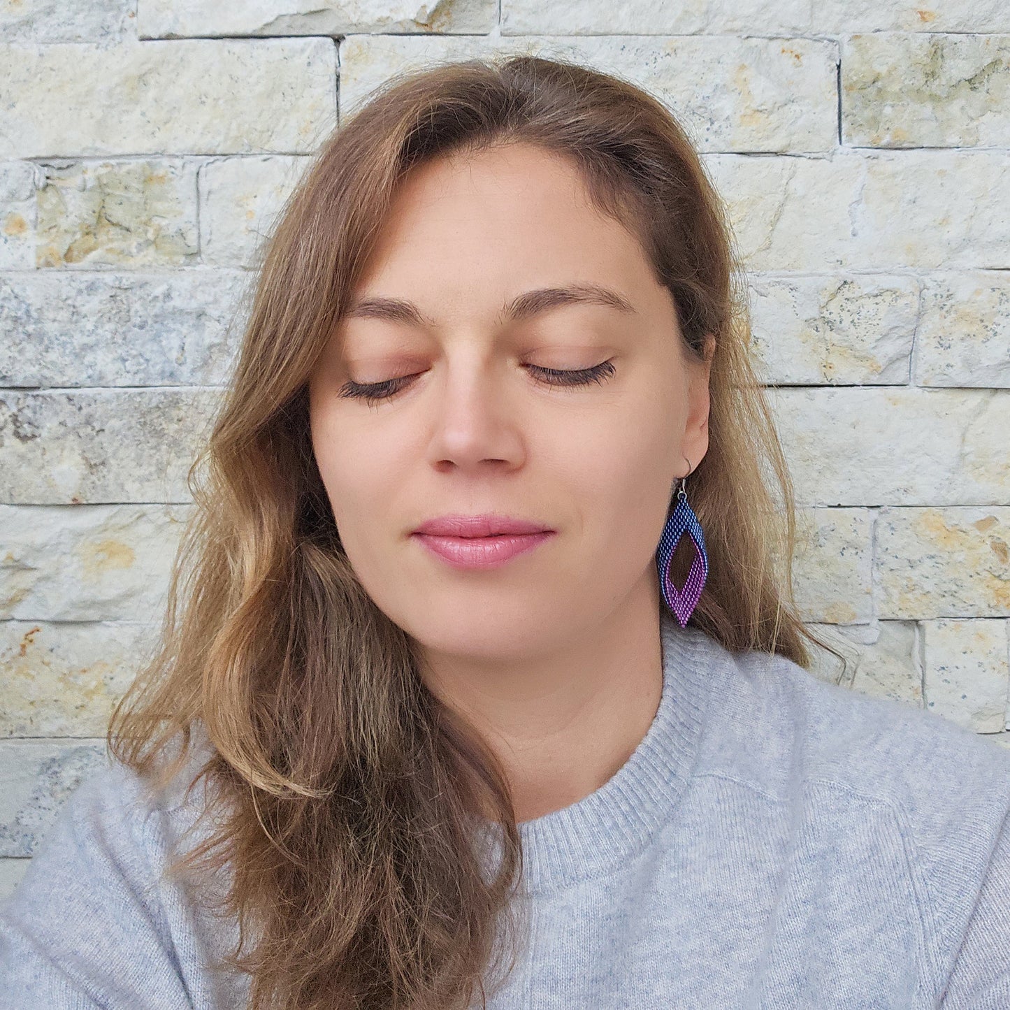 Cercei panglica rasucita din margele bleumarin metalizat si mov magenta