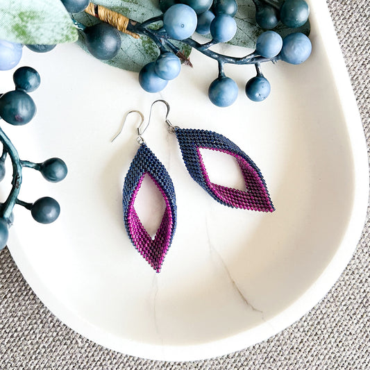 Cercei panglica rasucita din margele bleumarin metalizat si mov magenta