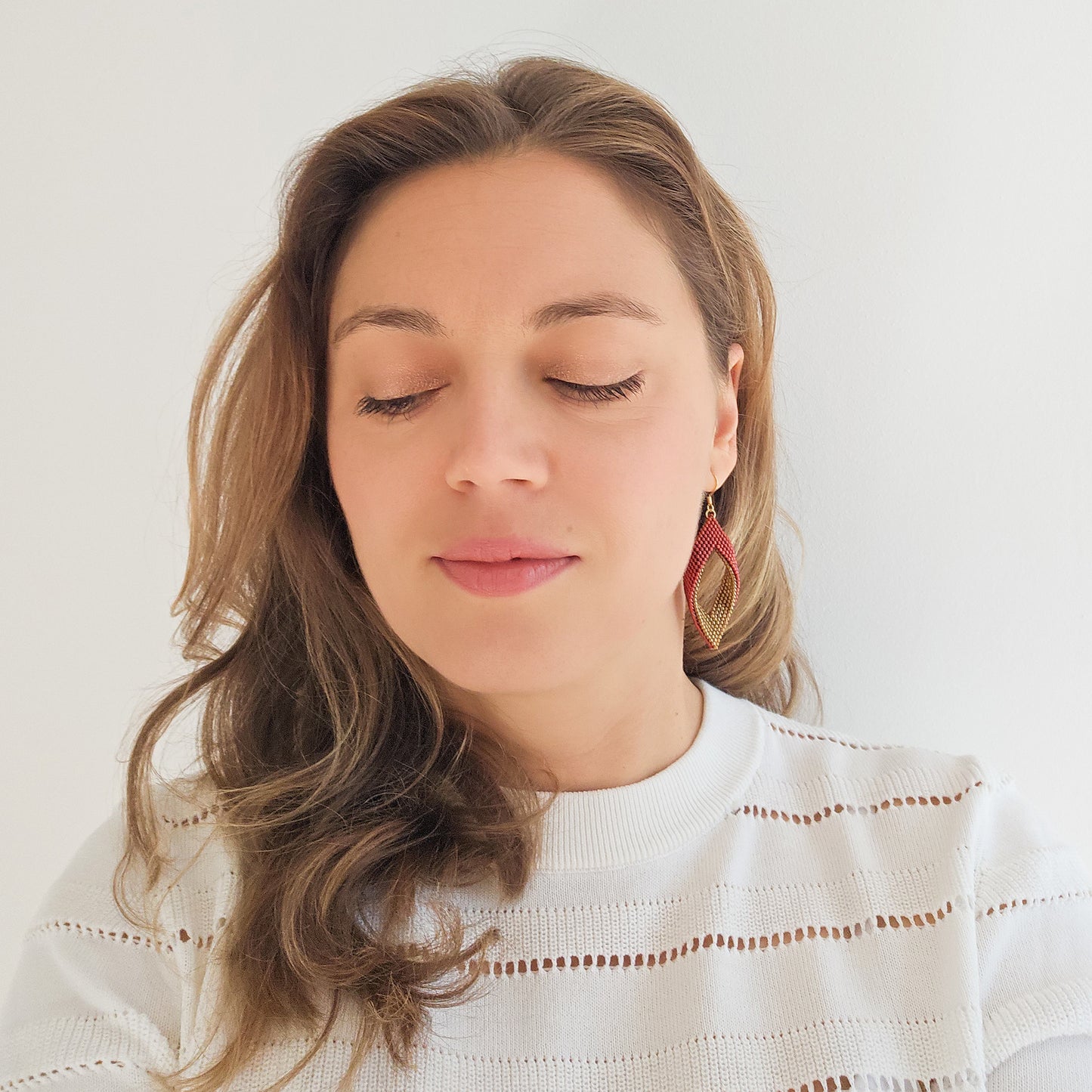 Cercei panglica rasucita din margele metalizate rosu ruginiu si auriu