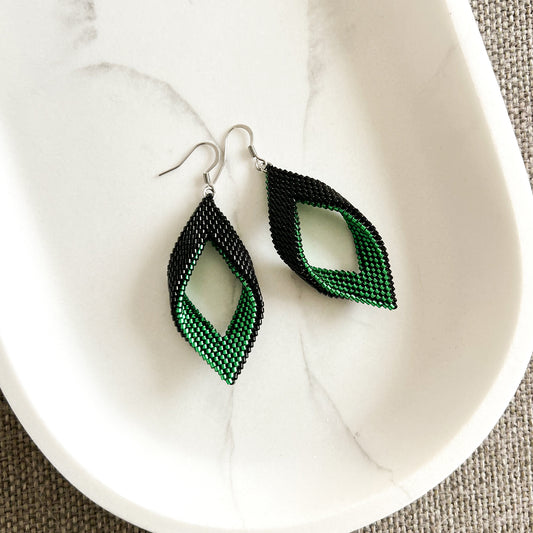 Cercei panglica rasucita din margele negre si verde smarald metalizat
