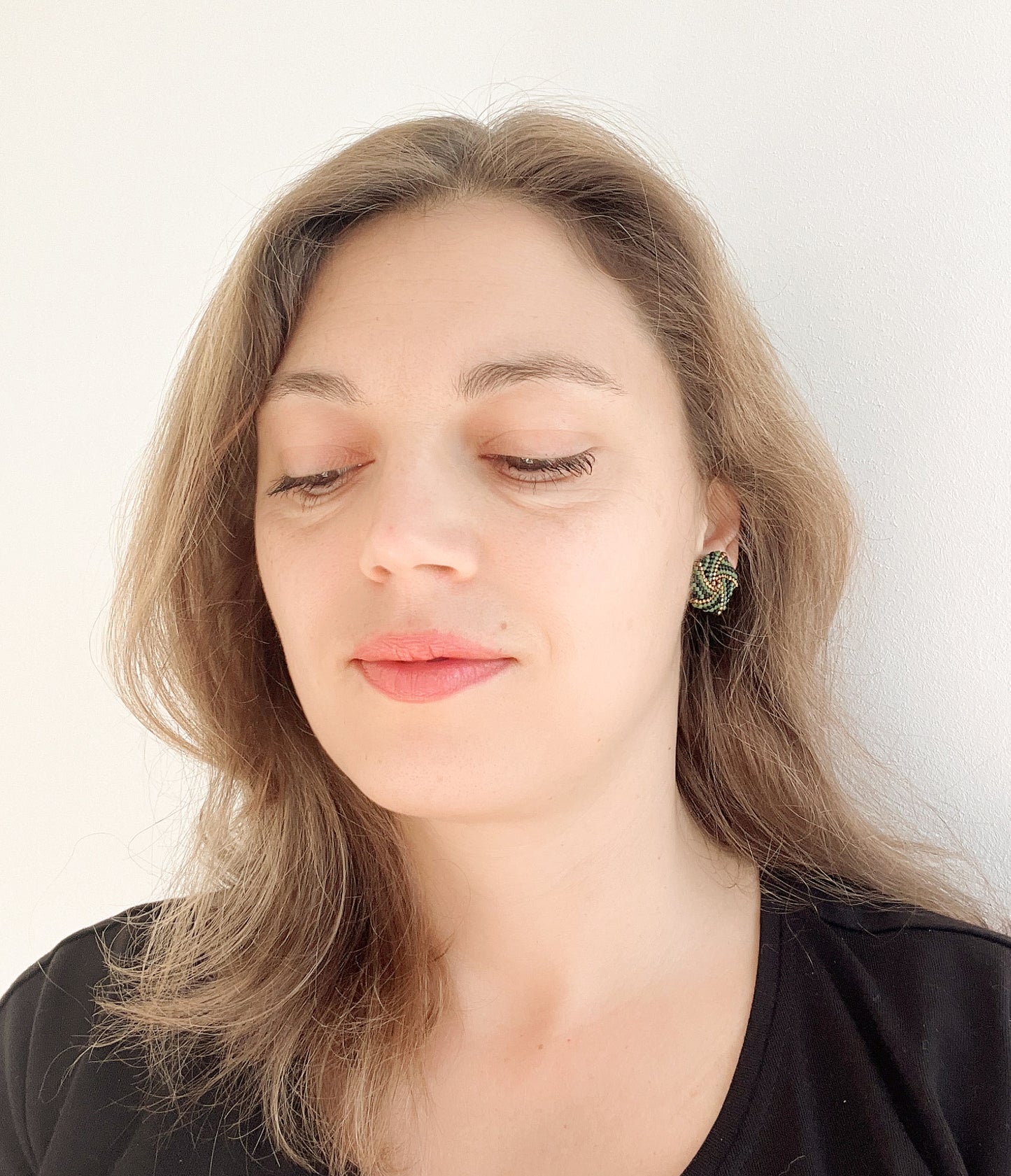 Cercei spirala din margele oliv, negru si aurii