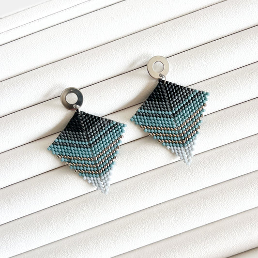 Cercei statement din margele negre, gri si albastre