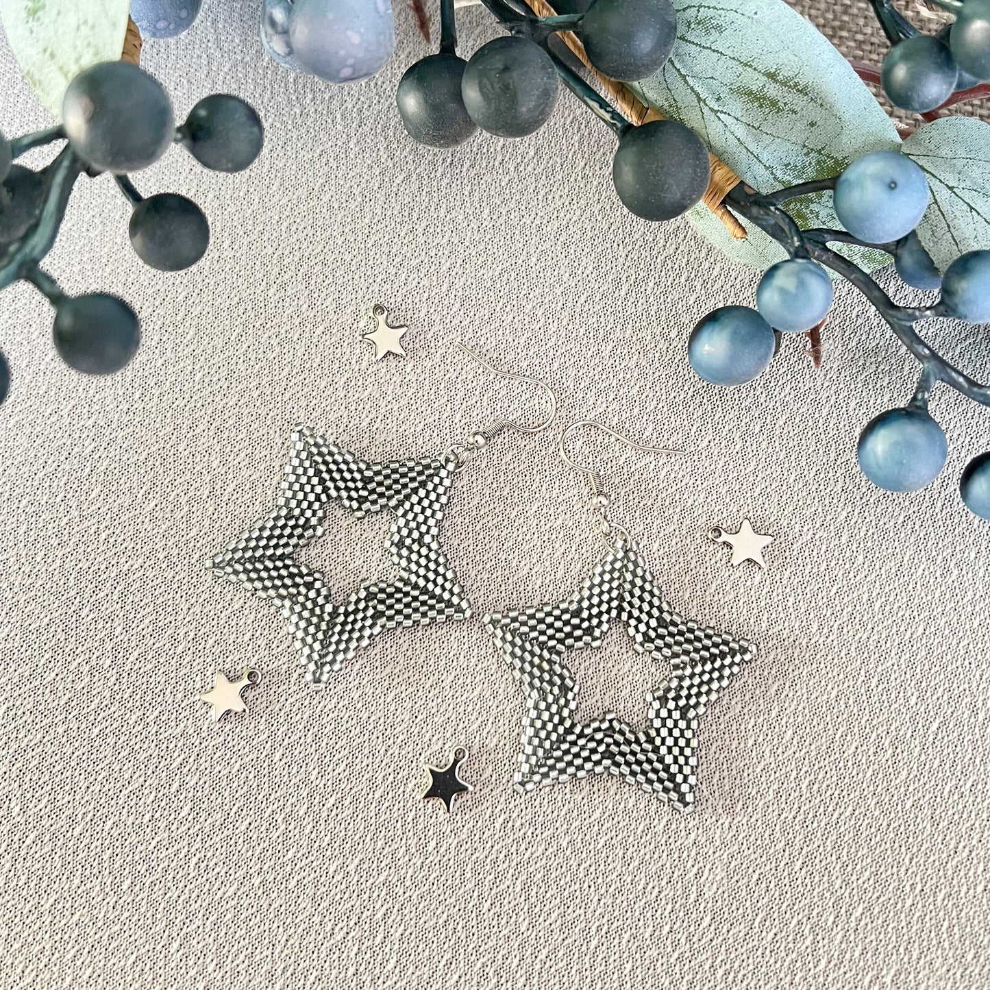 Cercei stea argintie din margele