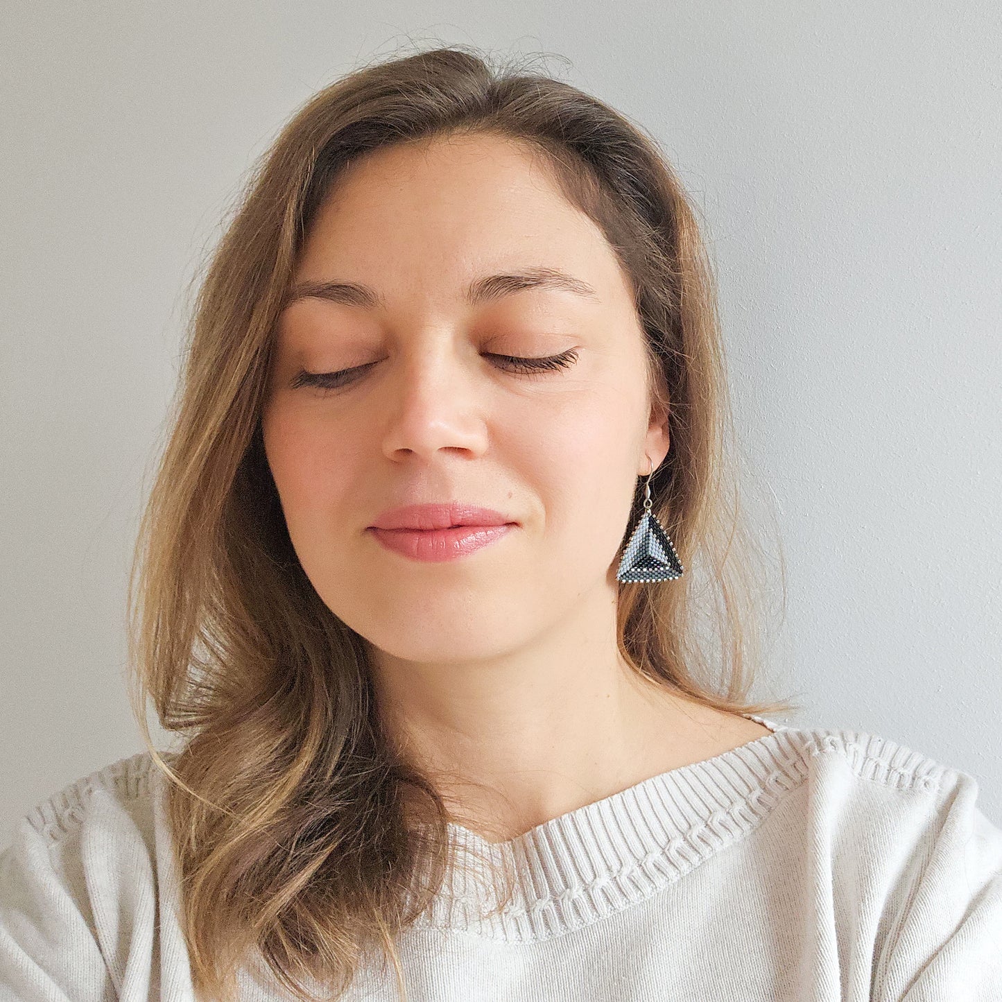 Cercei triunghiulari cu model geometric din margele negre si gri