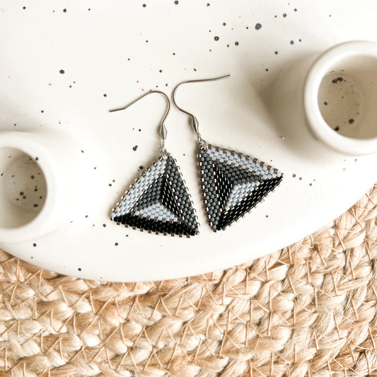 Cercei triunghiulari cu model geometric din margele negre si gri