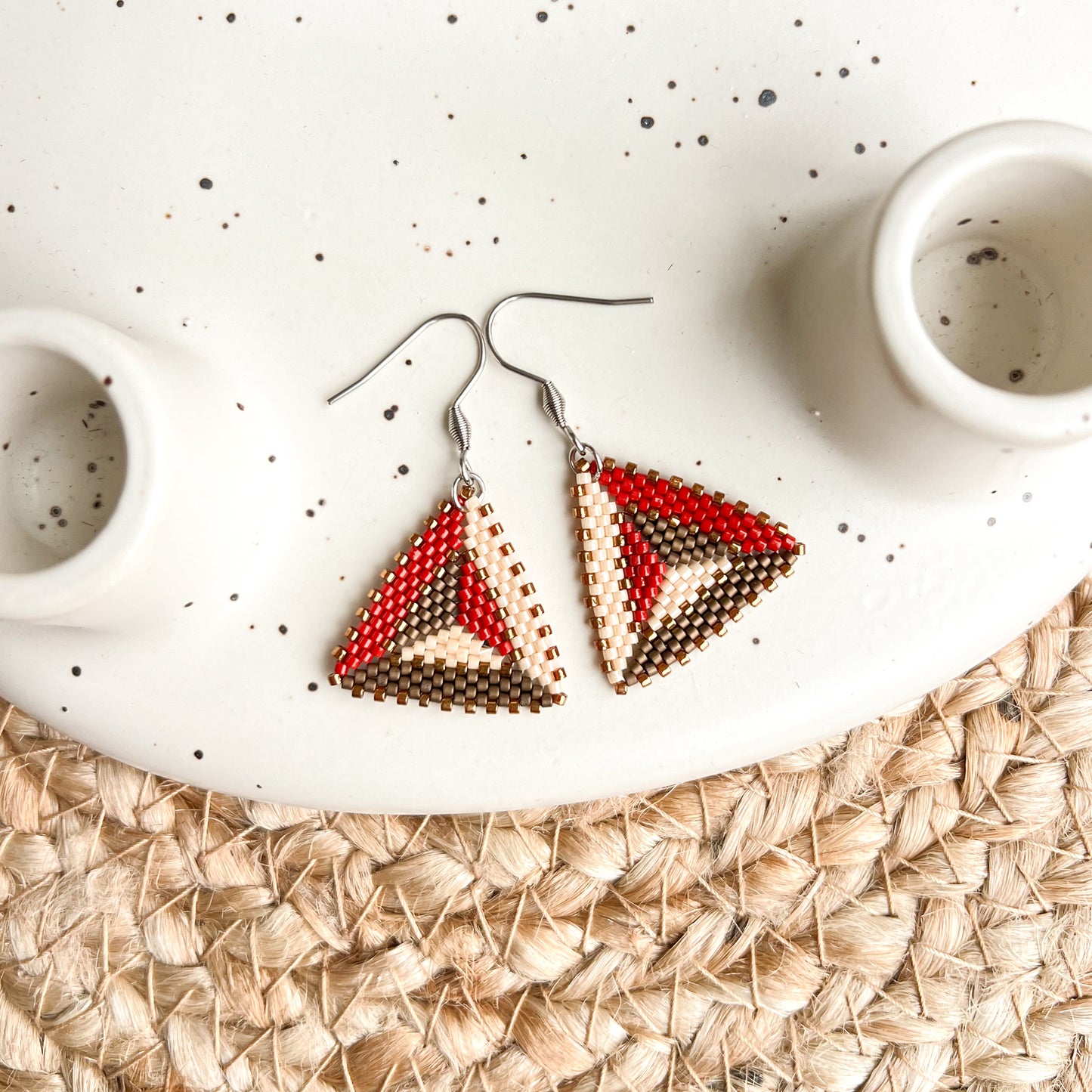 Cercei triunghiulari cu model geometric din margele rosii, crem si maro