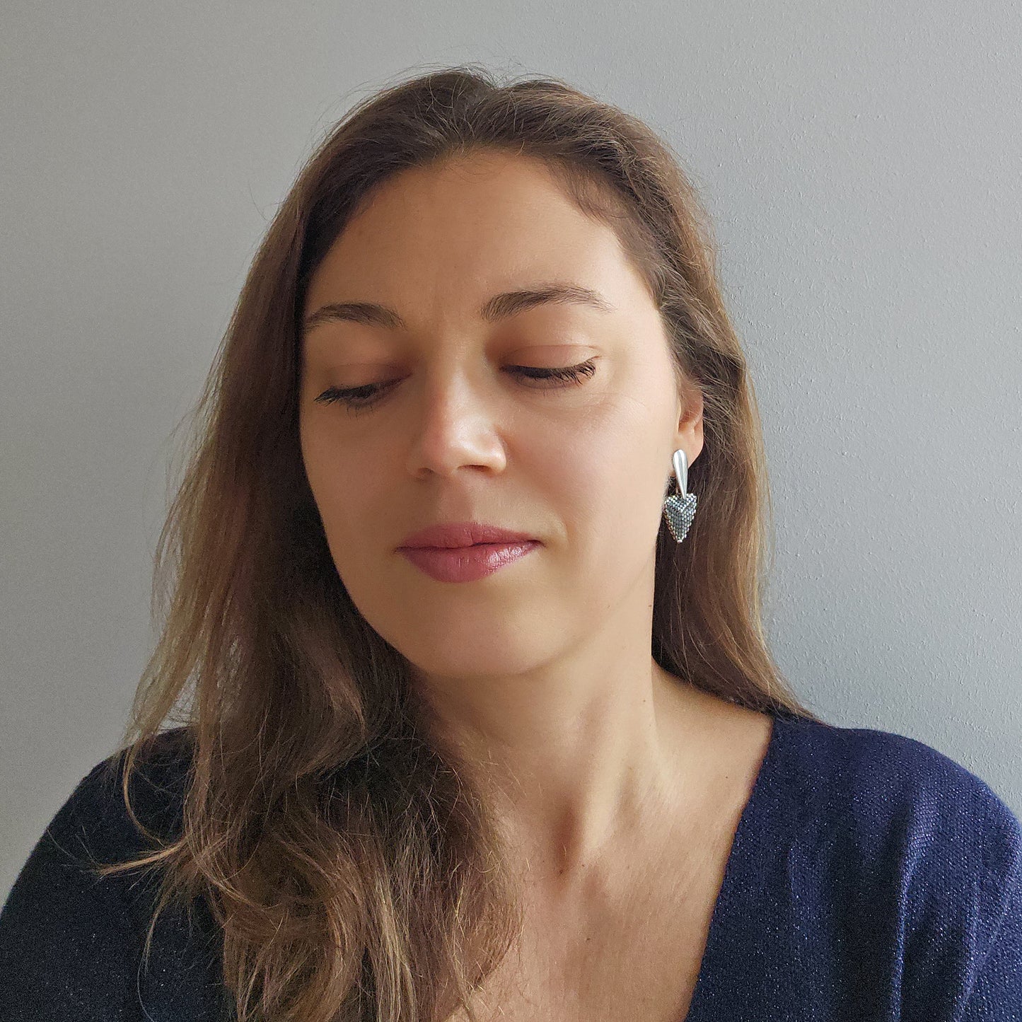 Cercei triunghiulari eleganti mici din margele gri stralucitor si argintii