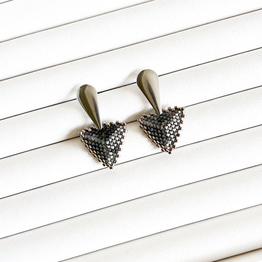 Cercei triunghiulari eleganti mici din margele gri stralucitor si argintii