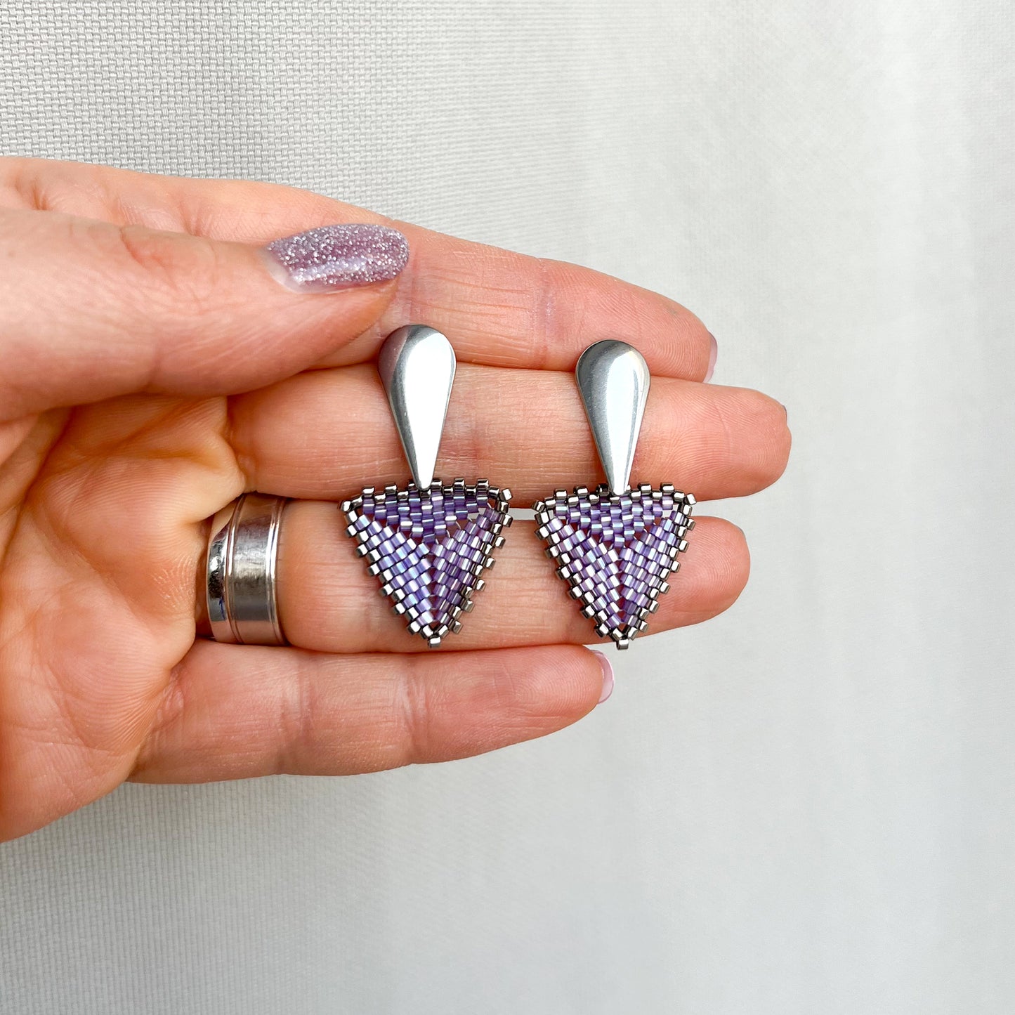 Cercei triunghiulari eleganti mici din margele mov stralucitor si argintii