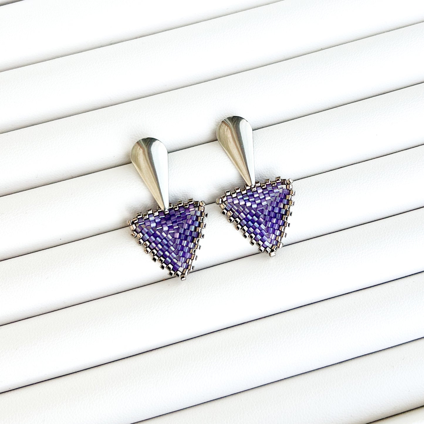 Cercei triunghiulari eleganti mici din margele mov stralucitor si argintii