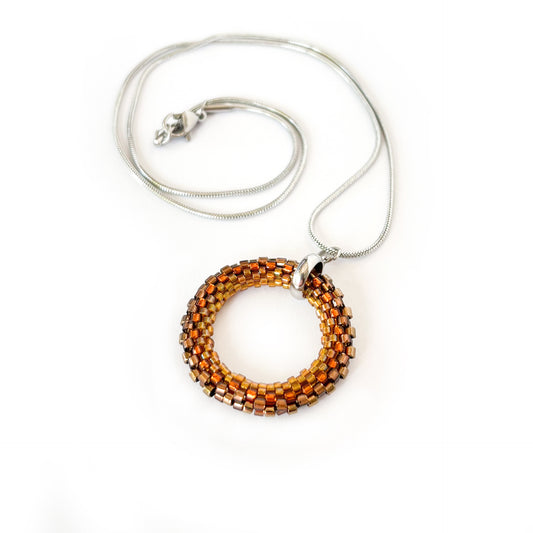 Colier cu pandantiv cerc din margele maro chihlimbar